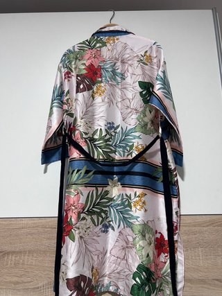 Kimono largo Zara floral talla xs