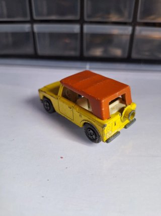 Coche miniatura amarillo 1969