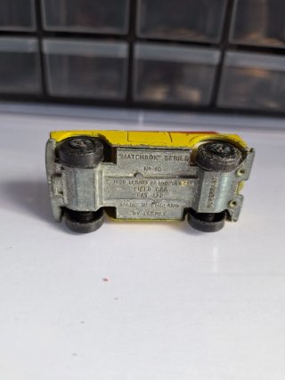 Coche miniatura amarillo 1969