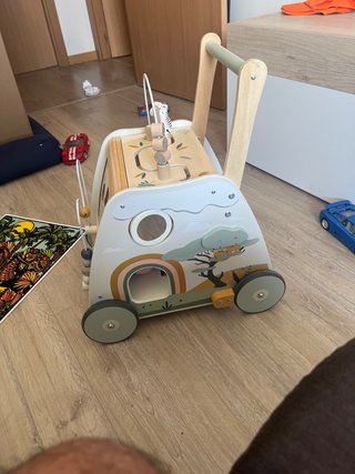 Andador para bebé de madera