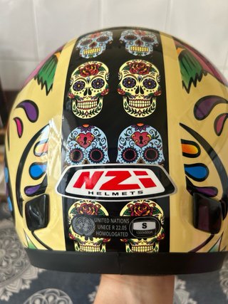 Casco NZi con diseño floral