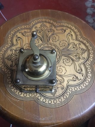 Molinillo de café antiguo de latón
