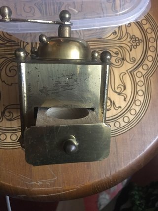 Molinillo de café antiguo de latón