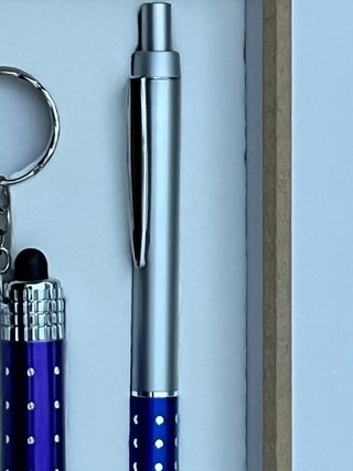 Estuche con bolígrafo y linterna