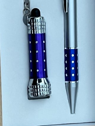 Estuche con bolígrafo y linterna