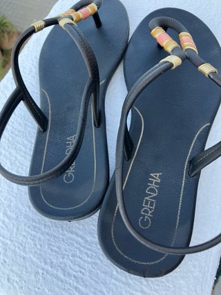 Sandalias Grendha negras y doradas