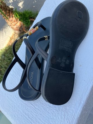 Sandalias Grendha negras y doradas