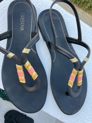 Sandalias Grendha negras y doradas