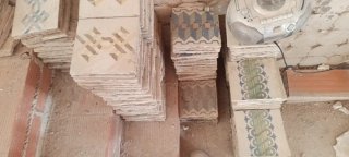 Suelo azulejo hidráulico en buenas condiciones