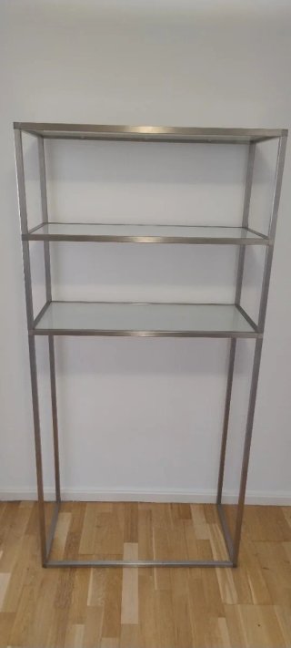 Estantería metálica y cristal