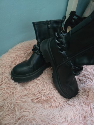 Botas negras con cadena