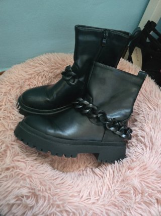 Botas negras con cadena