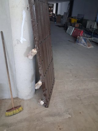 Puerta antigua de madera con herrajes