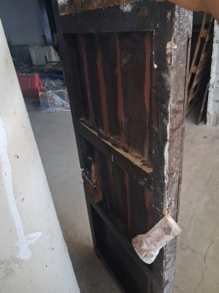 Puerta antigua de madera con herrajes