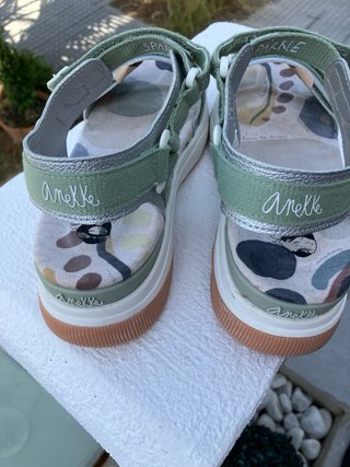 Sandalias Anuke plateadas y verdes