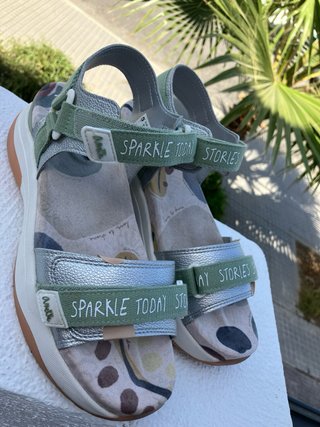 Sandalias Anuke plateadas y verdes
