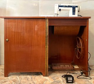 Máquina de coser Sigma con mueble