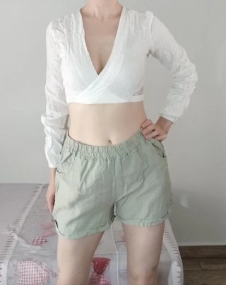 Blusa blanca fina y pantalón verde tela