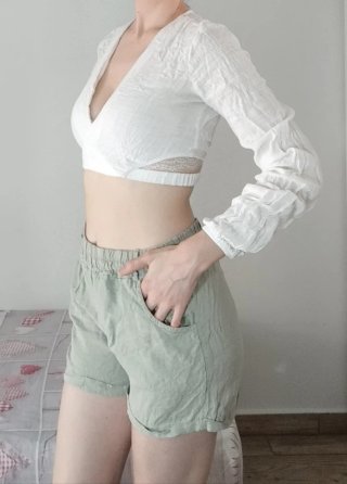 Blusa blanca fina y pantalón verde tela