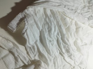Blusa blanca fina y pantalón verde tela