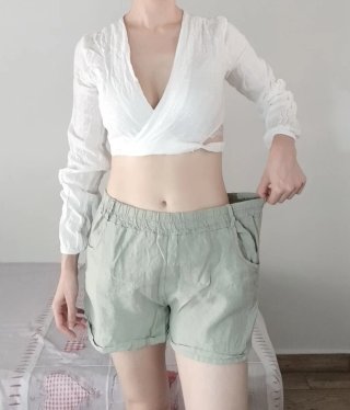 Blusa blanca fina y pantalón verde tela