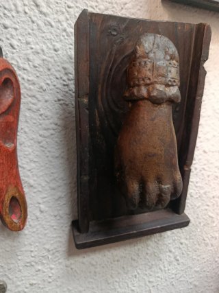 Aldaba mano con anillo siglo XIX con soporte