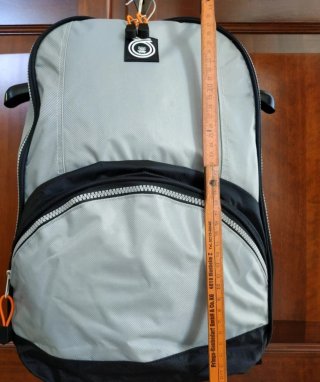 Zaino colore grigio adatto per qualsiasi utilizzo