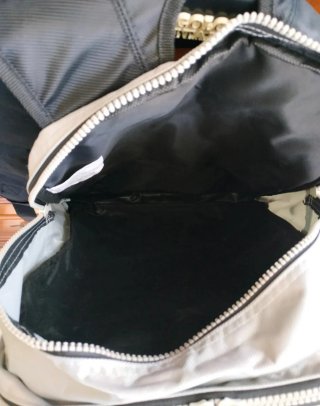 Zaino colore grigio adatto per qualsiasi utilizzo