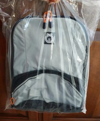 Zaino colore grigio adatto per qualsiasi utilizzo
