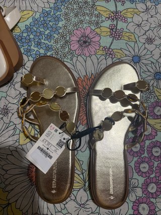 Sandalias Stradivarius doradas talla 38