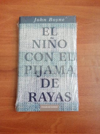 El niño con el pijama de rayas