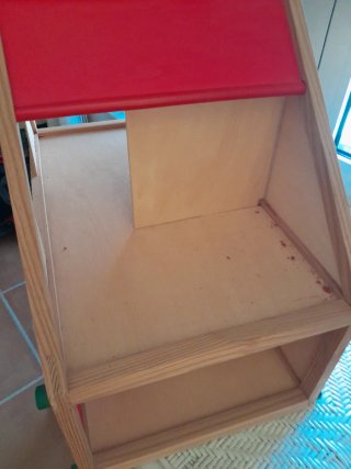 Casita de muñecas de madera