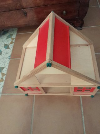 Casita de muñecas de madera