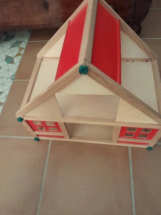 Casita de muñecas de madera