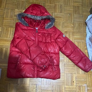 Chaqueta Moncler Roja con Capucha de Pelo