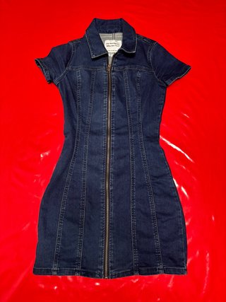 Vestido vaquero entallado con cremallera