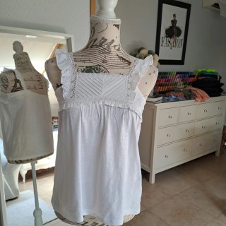 Blusa blanca con volantes y encaje