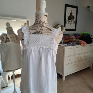 Blusa blanca con volantes y encaje