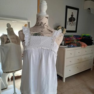 Blusa blanca con volantes y encaje
