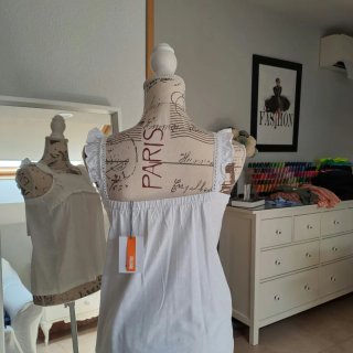 Blusa blanca con volantes y encaje