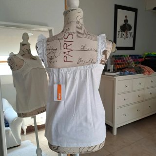 Blusa blanca con volantes y encaje