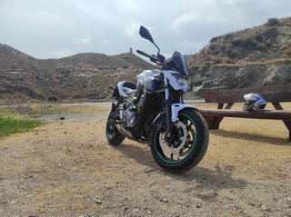Kawasaki Z650 a2 Naked Blanca y Verde