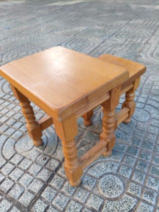 2 Mesitas de madera marrones