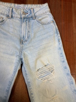 Pantalones vaqueros anchos desgastados