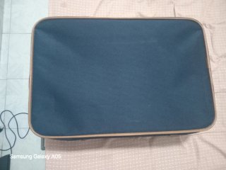 Maleta azul con detalles marrones