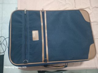 Maleta azul con detalles marrones