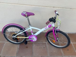 Bicicleta infantil Btwin morada y blanca