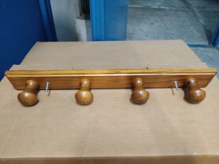 Perchero de madera con 4 colgadores