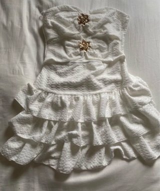 Vestido branco com babados