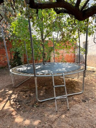 Cama elástica seminueva sin red protectora
